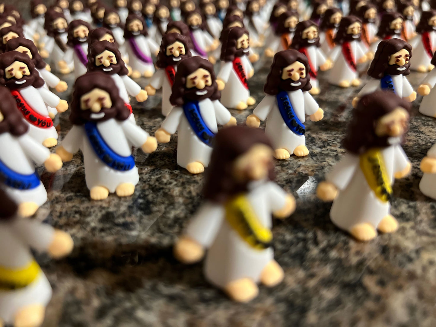 25 kleurrijke Jezus poppetjes